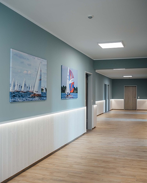 Modernes Sanitärgebäude mit Fotos