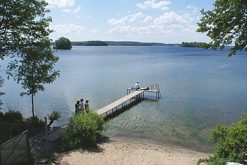 Badestelle mit Steg am See