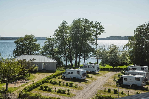 Luftaufnahme Wohnmobile stehen auf Wohnmobilstellplatz