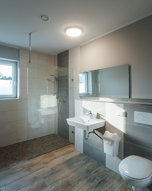 Modernes Bad mit Dusche, Toilette & Waschtisch